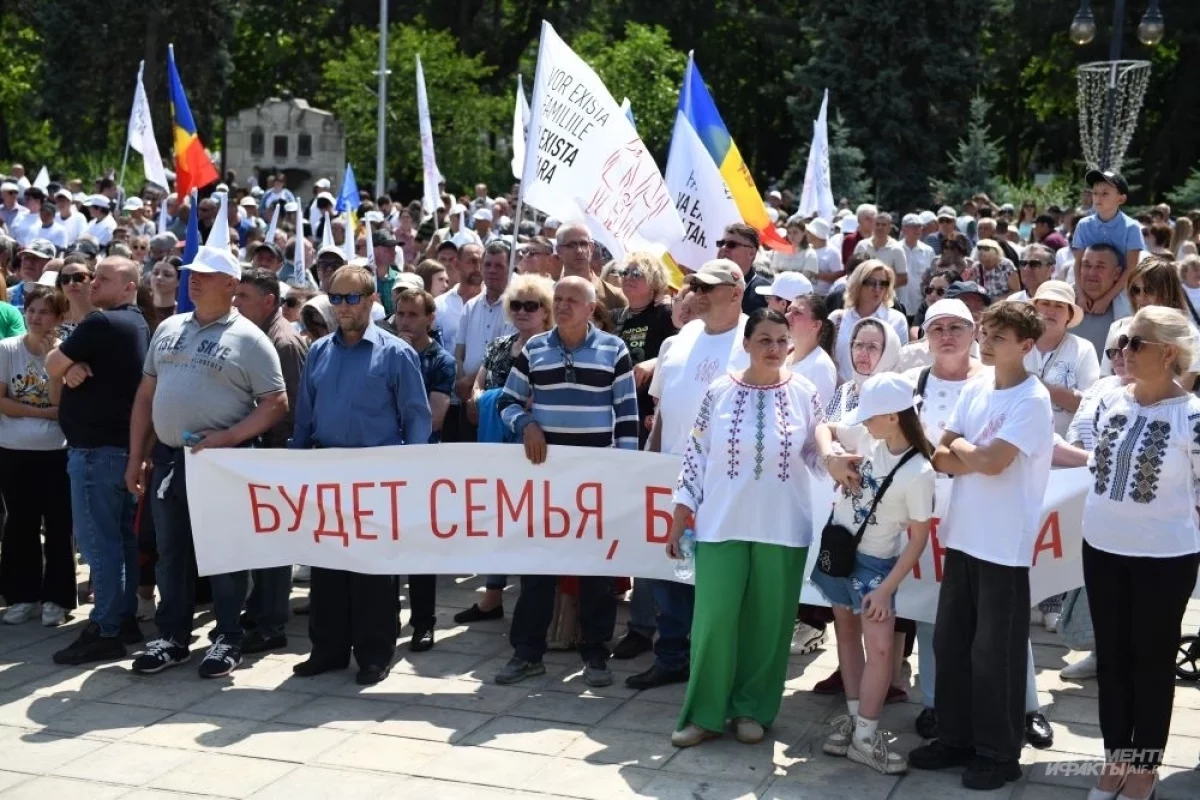 А детей били головой о землю. Санду мстит молдаванам за день Победы 9 мая