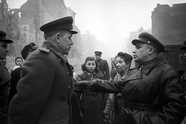 Первый комендант Берлина, начальник Берлинского гарнизона, генерал-полковник, Герой Советского Союза Николай Эрастович Берзарин (слева) и Член Военного совета Группы советских войск в Германии по делам Советской военной администрации, генерал-лейтенант Федор Ефимович Боков (справа) во время встречи с жителями Берлина, 1945 год.
