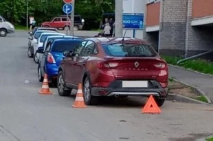 Судя по кадрам с места происшествия, водитель не заметил девочек, двигаясь назад.