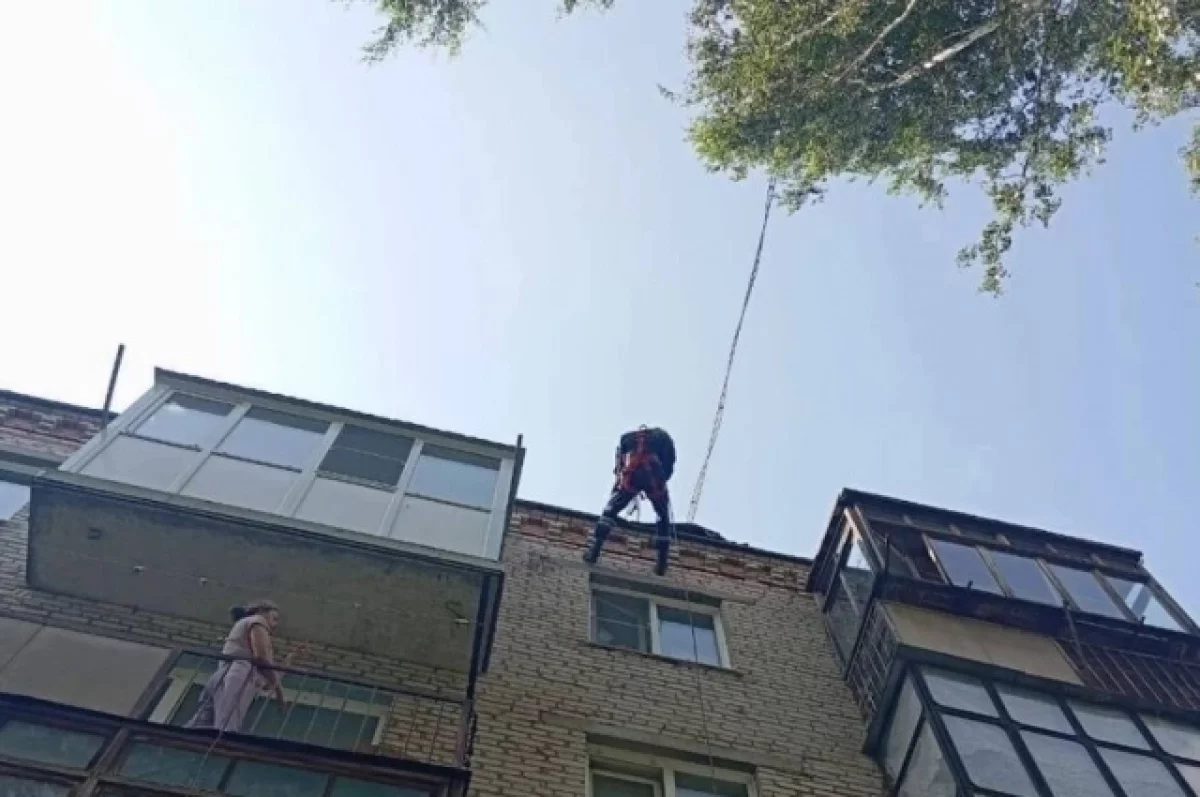 Алтайским спасателям пришлось через окно пробираться в квартиру пенсионерки