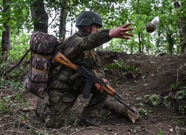 Наступление идет широким фронтом в тыл группировки противника.