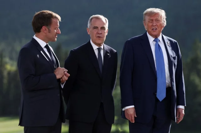Президент США Дональд Трамп (справа), президент Франции Эммануэль Макрон (слева) и премьер-министр Канады Марк Карни на саммите G7.