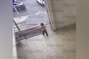 Момент падения ребенка попал на видео.