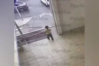 Момент падения ребенка попал на видео. 