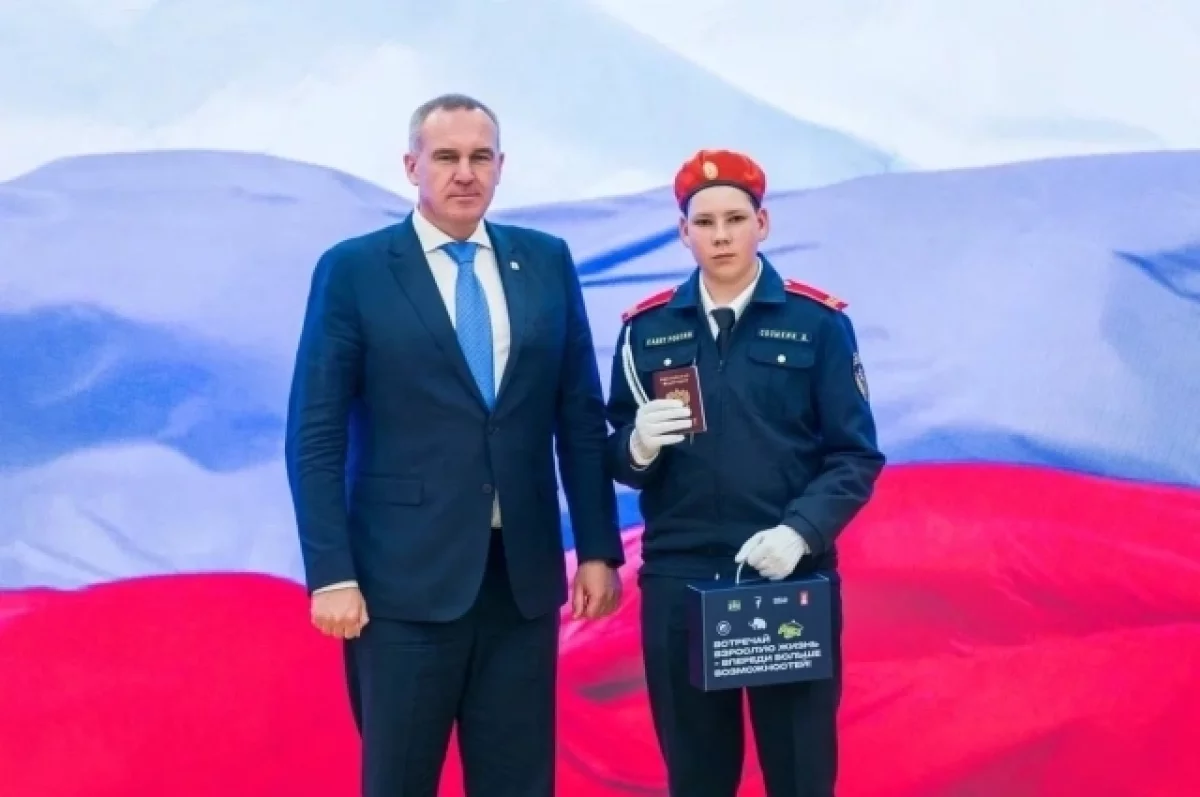 Глава округа вручил паспорта РФ 11 активистам движения.