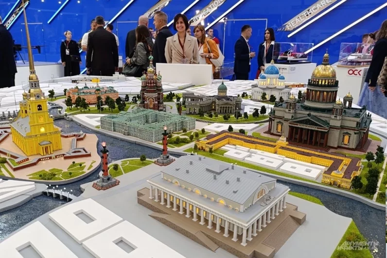 Инсталляция на форуме ПМЭФ 2025 в Санкт-Перербурге.
