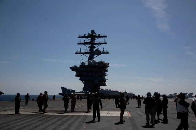 Авианосец USS Nimitz выключил транспондер и может идти к Персидскому заливу.
