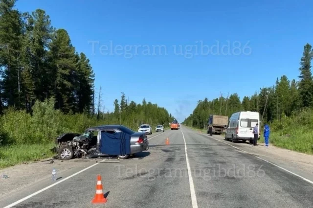 Легковушка от удара с большегрузом сильно повреждена. 