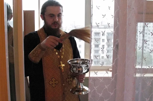 Почему квартиру освящают, а не крестят?