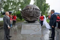 Памятник символизирует мир, охваченный пандемией, и спасающих его медиков.