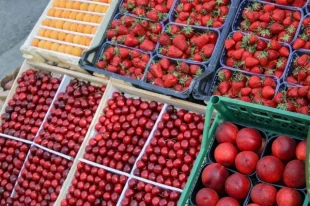 Почти везде продаётся только клубника из Киргизии.