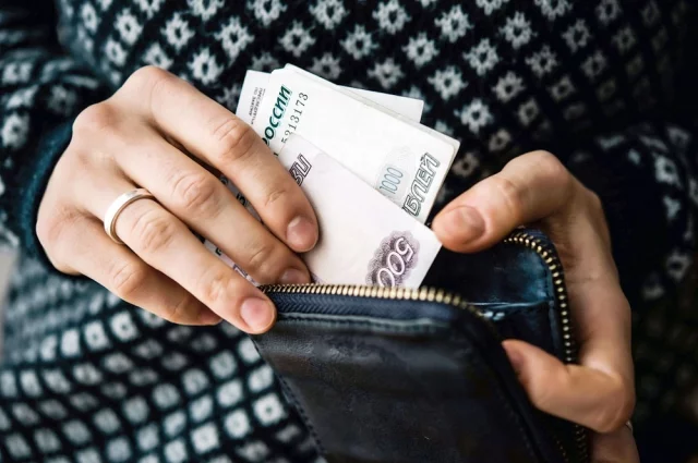 По данным Росстат, в 2024 года средняя месячная зарплата в России составила 87952 руб. до вычета налогов. 
