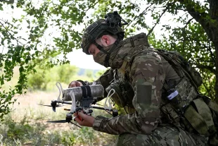 Для ударов использовались БПЛА «Герань-2», FPV-дроны.