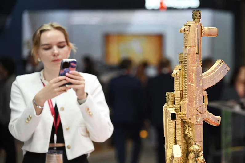 Инсталляция на форуме ПМЭФ 2025 в Санкт-Петербурге.