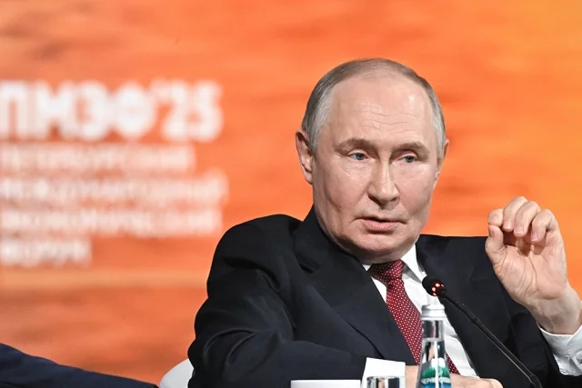 Президент РФ Владимир Путин на пленарном заседании XXVIII Петербургского международного экономического форума.