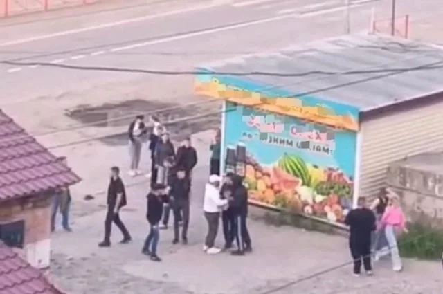 Две компании что-то не поделили и пошли стенка на стенку.