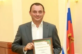 Олег Фомин держит грамоту, которой его в 2019 году наградил губернатор Пензенской области Иван Белозерцев (сейчас он осужден за взятку).