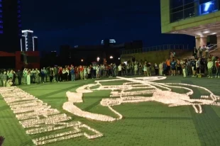 Более 500 участников воссоздали символическое изображение из горящих свечей.