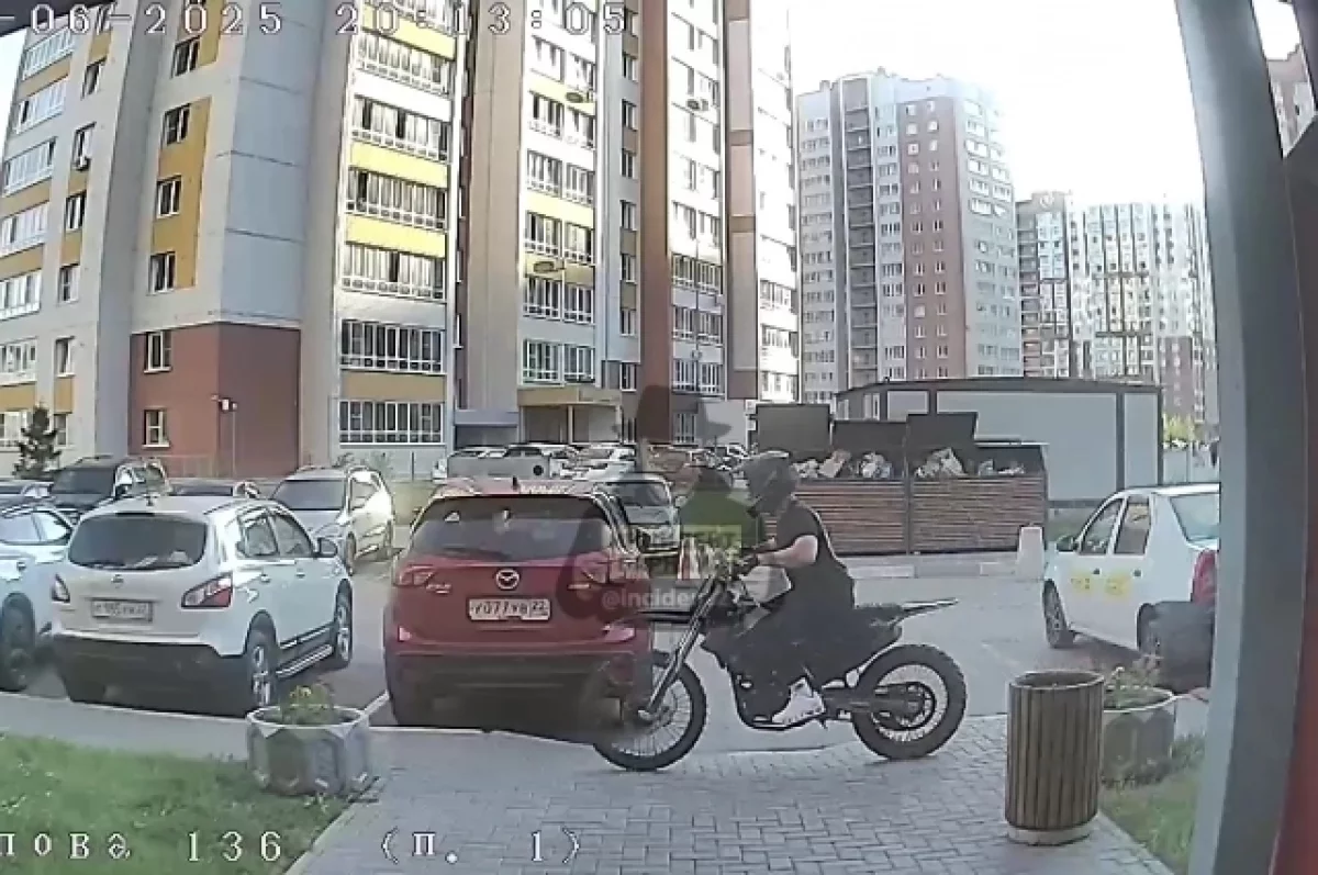 В Барнауле мотоциклист уходил от погони по тротуару