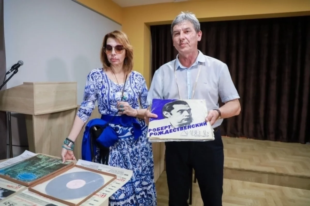 Дочь поэта Рождественского передала в музей на Алтае более 600 реликвий