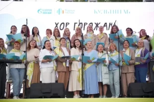 Гости фестиваля на «Сцене у дерева» хором исполнили любимые песни.