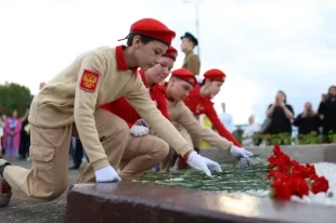 Дети и взрослые возложили цветы к памятнику воинам.