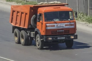 Водители из Приморья часто сталкиваются с самосвалами, которые «летят» по трассам края, теряя по пути часть груза