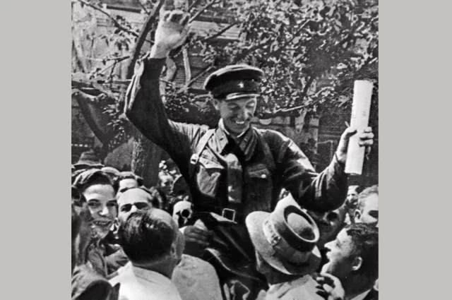 Жители Бессарабии встречают бойцов Красной армии. 28 июня 1940 года.