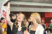 Выпускники старались заснять каждую минуту праздника.
