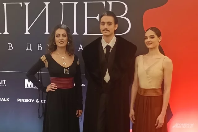 Премьер Большого театра Денис Родькин с примой-балериной Элеонорой Севенард (справа) и первой солисткой Анастасией Меськовой.