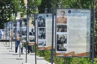 Уличная фотовыставка о журналистах-фронтовиках.
