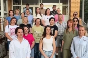 Люди записали видеообращение к администрации Ижевска, где сообщают, что школа № 20 и так переполнена, а для новых детей нет места