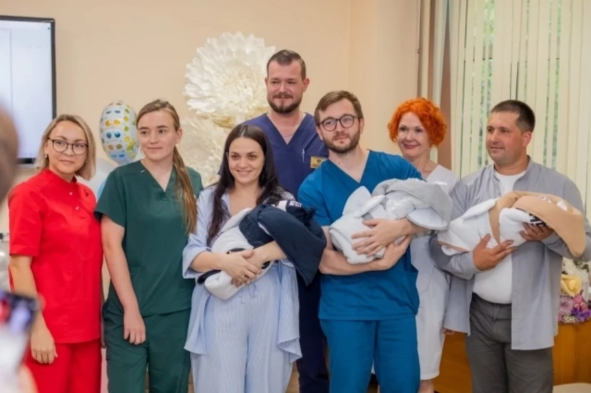 Маму с тройняшками выписали из роддома на Алтае