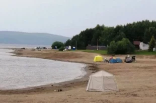 Пляж располагается расположенного в Балахтинском районе в урочище