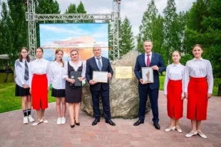 Губернатор заложил памятный камень для нового Дворца искусств.