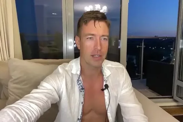 Алекс Лесли. 