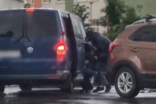 Кадры задержания подозреваемой в сборе данных о российских военных.