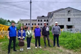 У окружной больницы уже начались работы на площадке акушерского корпуса.