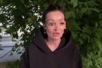 Женщине 35 лет, она - бывшая стюардесса, у нее есть судимость. 