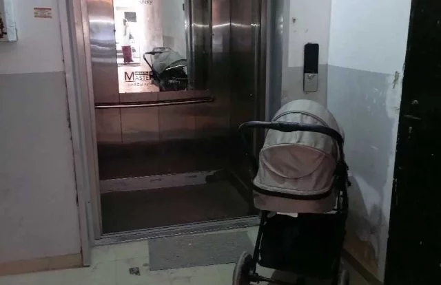 Еще в прошлом году тросы лифта стали рваться. Тогда мастер предупредил соседей, что передвигаться на нем "опасно для жизни"