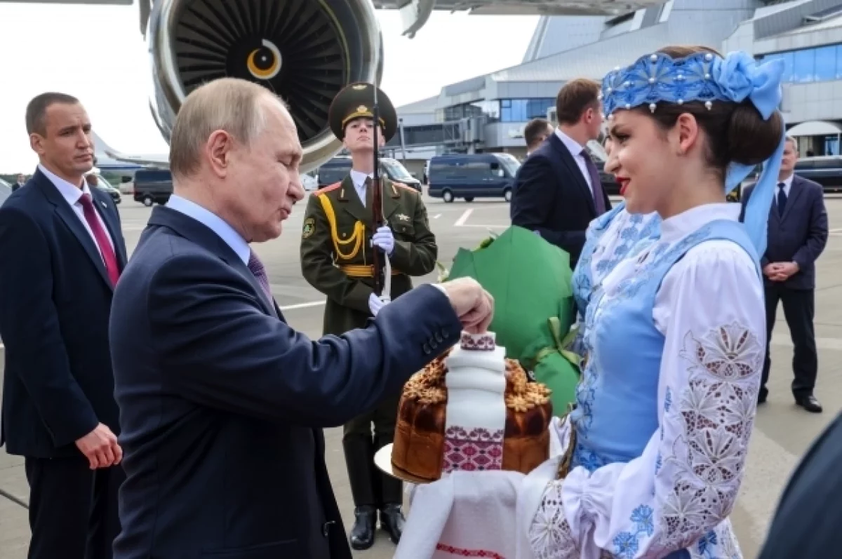 Путин поприветствовал рукопожатием сына Лукашенко Николая