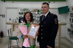 Сотрудница отдела связи спасла женщину от потери денег.