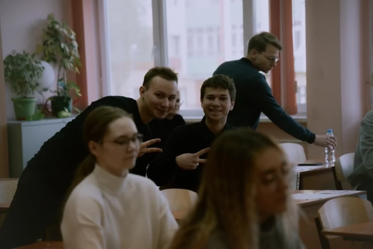 Оценка первого экзамена аннулируется, учитываться будет только вторая.