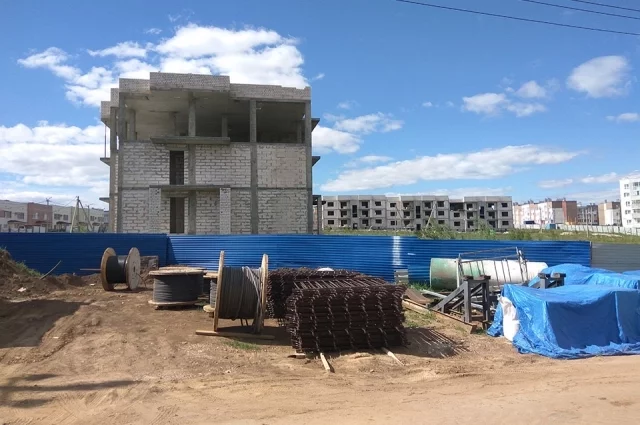 Деньгами 690 дольщиков застройщик распорядился по своему разумению, а недострой зарастал бурьяном.