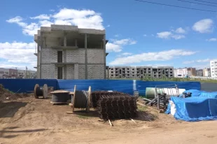 Деньгами 690 дольщиков застройщик распорядился по своему разумению, а недострой зарастал бурьяном.