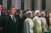 В начале торжественной церемонии выпускники пели гимн России.