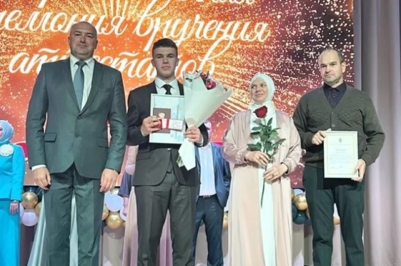 Среди одиннадцати медалистов - двое юношей. 