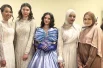 В отличие от пензенских выпускниц, девушки предпочли наряды не чёрного цвета, а пастельные тона.