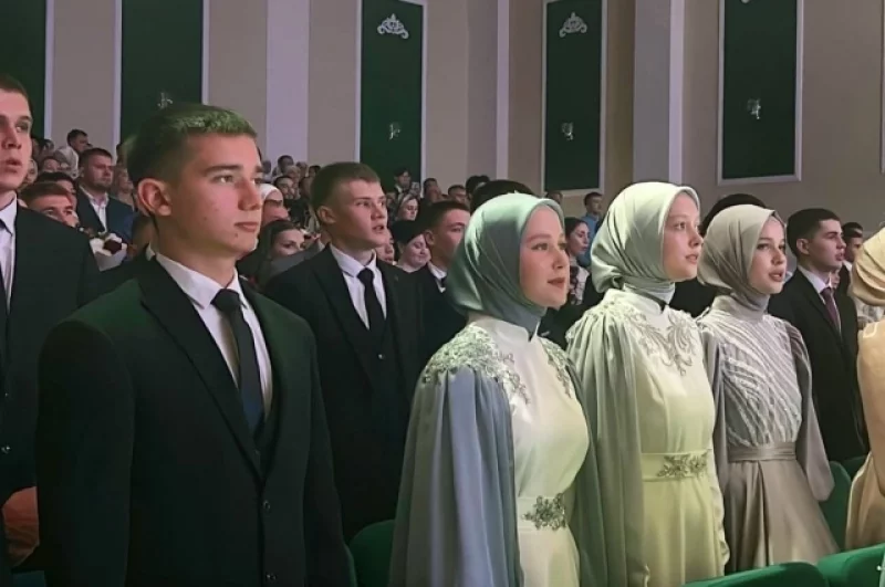 В начале торжественной церемонии выпускники пели гимн России.