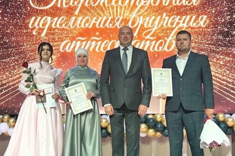 Среди выпускниц Средней Елюзани были популярны длинные элегантные платья.
